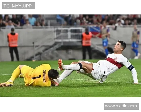 足球明星肘击事件视频曝光引发热议球迷反应不一